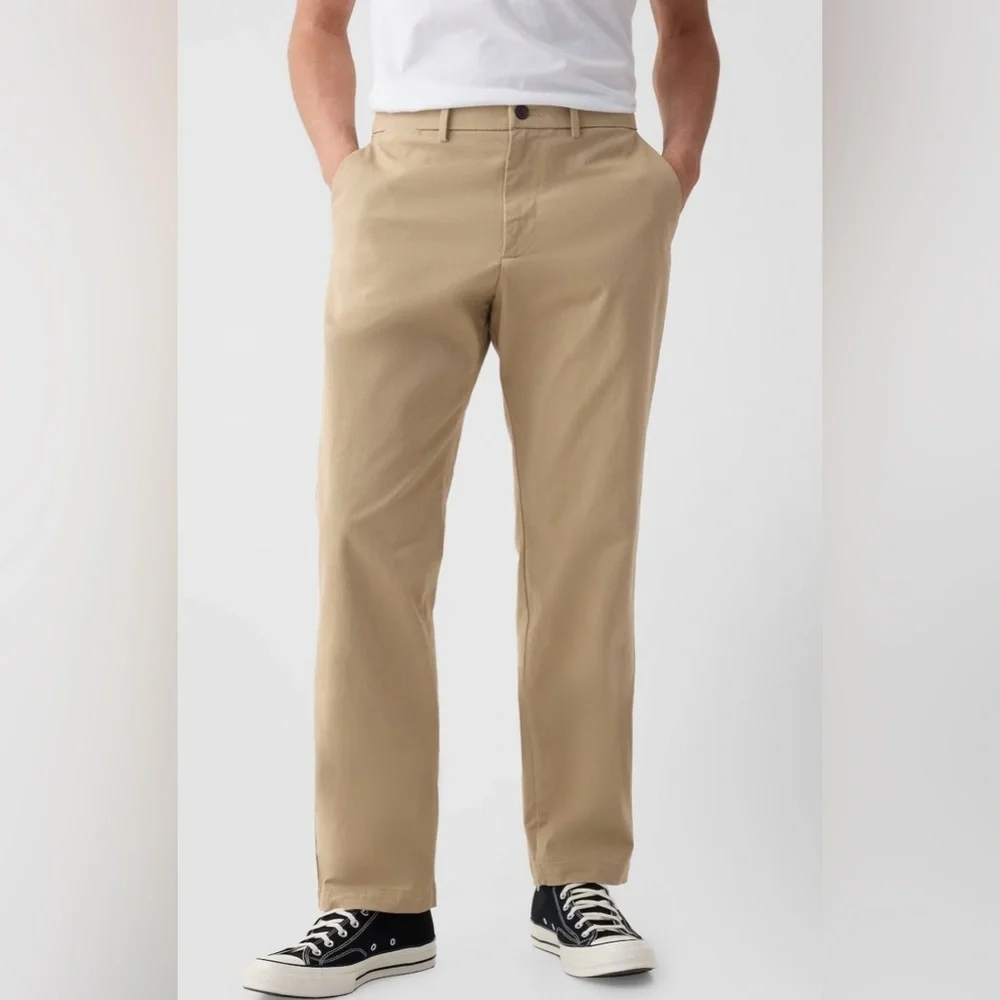 NWT Gap Khakis in Relaxed Fit Size 34x32 100% cotton